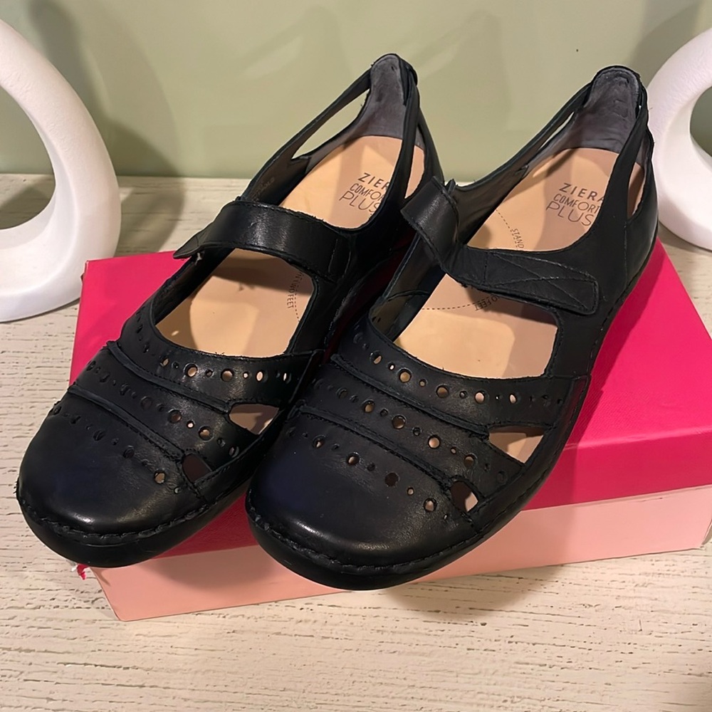 Women’s black leather shoes - sz40 NIB